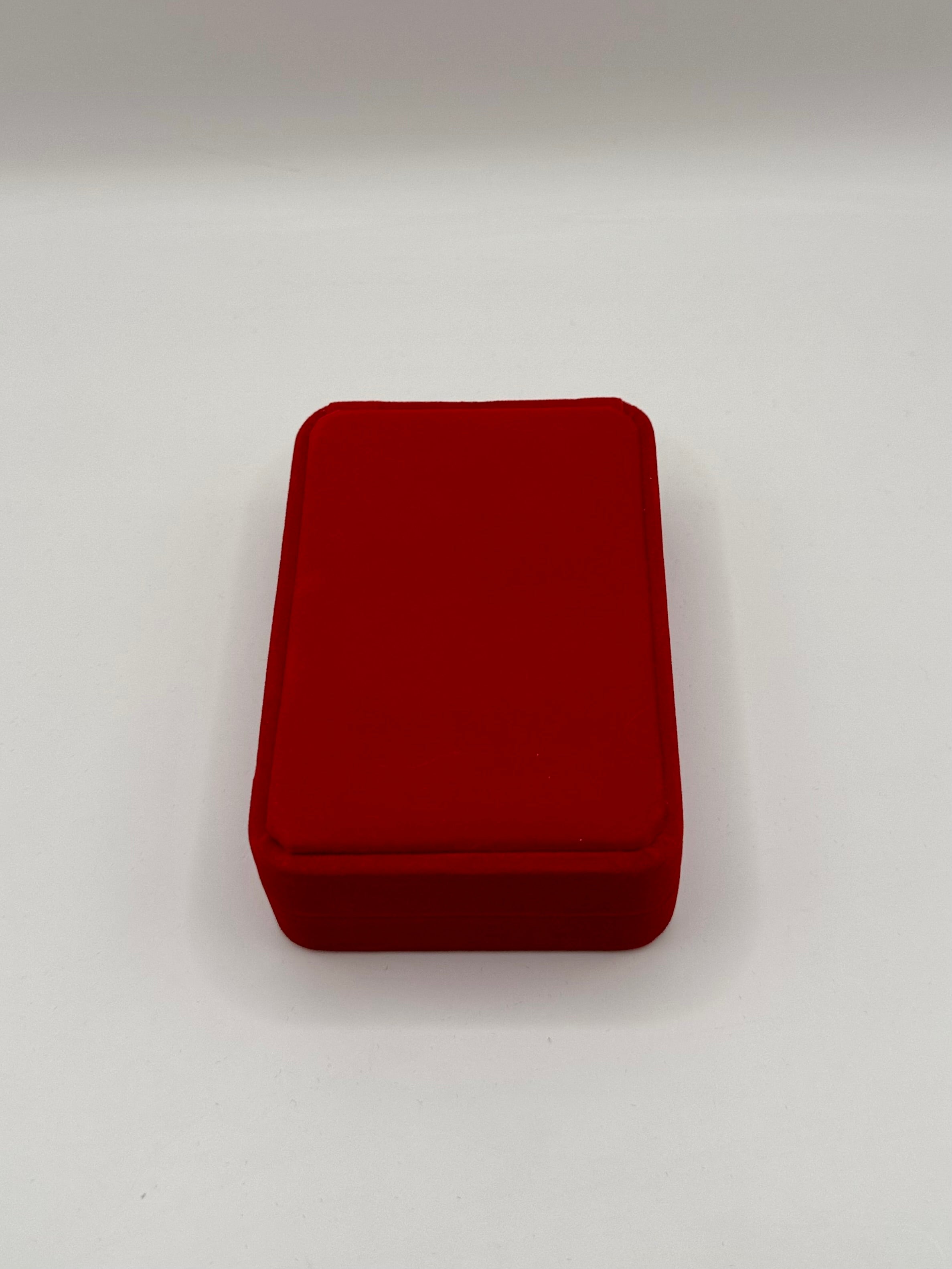 Écrin collier à pendentif rouge fond rouge