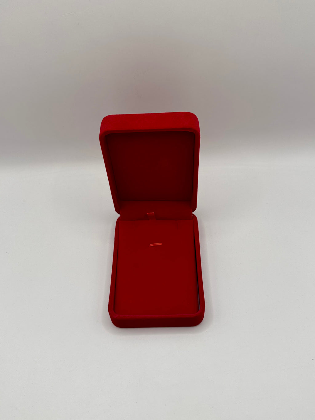 Écrin collier à pendentif rouge fond rouge