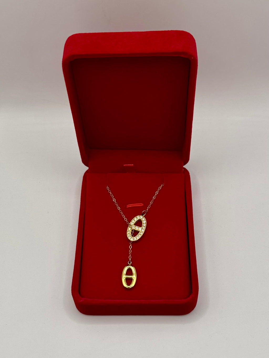 Écrin collier à pendentif rouge fond rouge