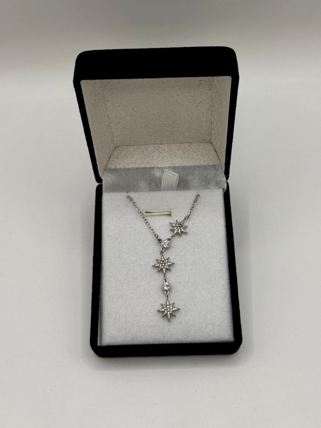 Écrin collier à pendentif noir