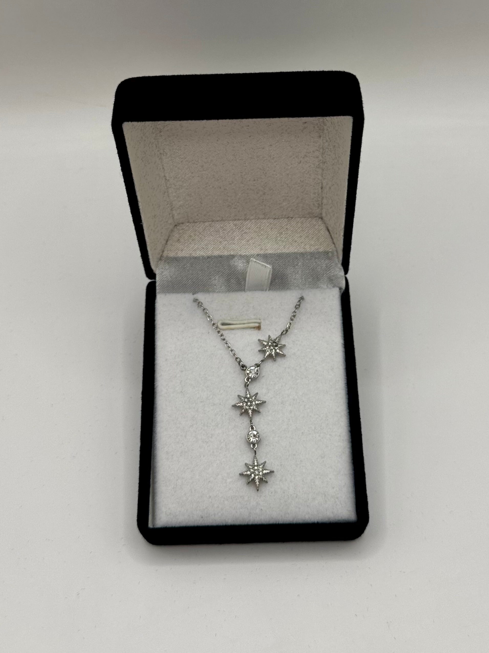 Écrin collier à pendentif noir