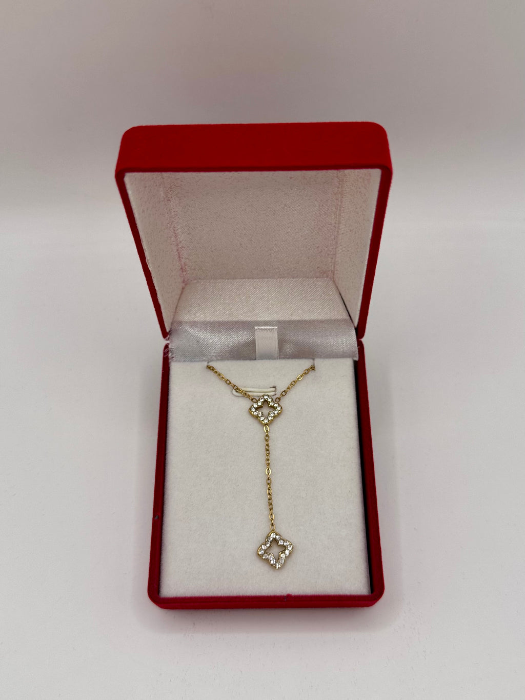 Écrin collier à pendentif rouge fond blanc