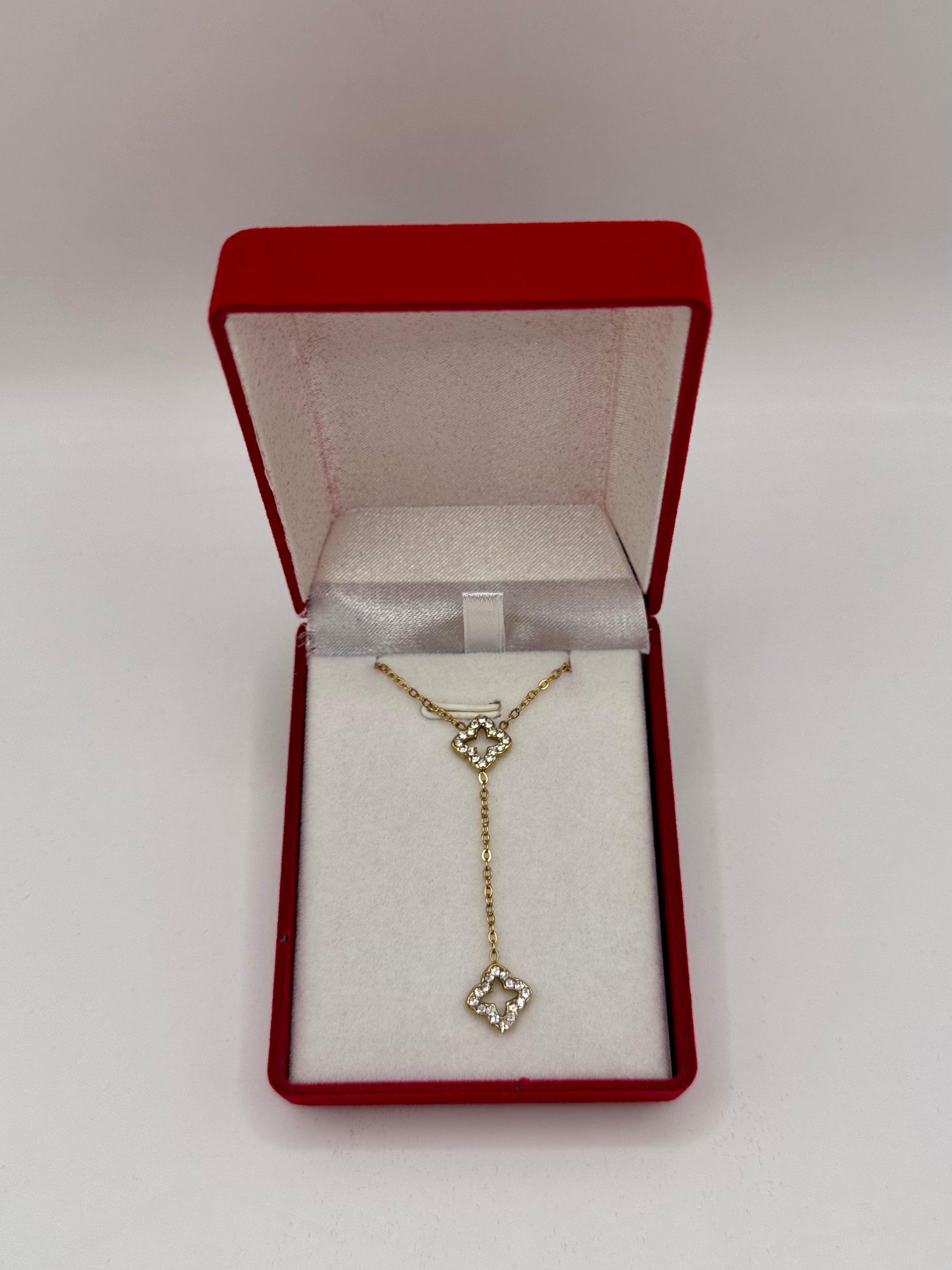 Écrin collier à pendentif rouge fond blanc