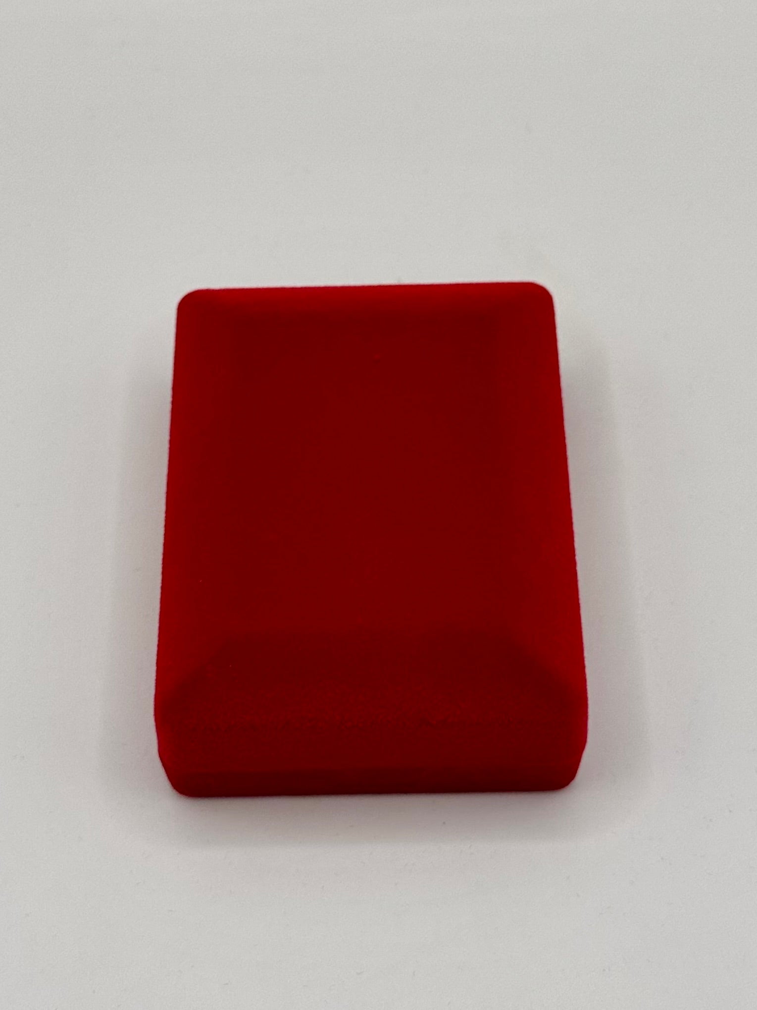 Écrin collier à pendentif rouge fond blanc