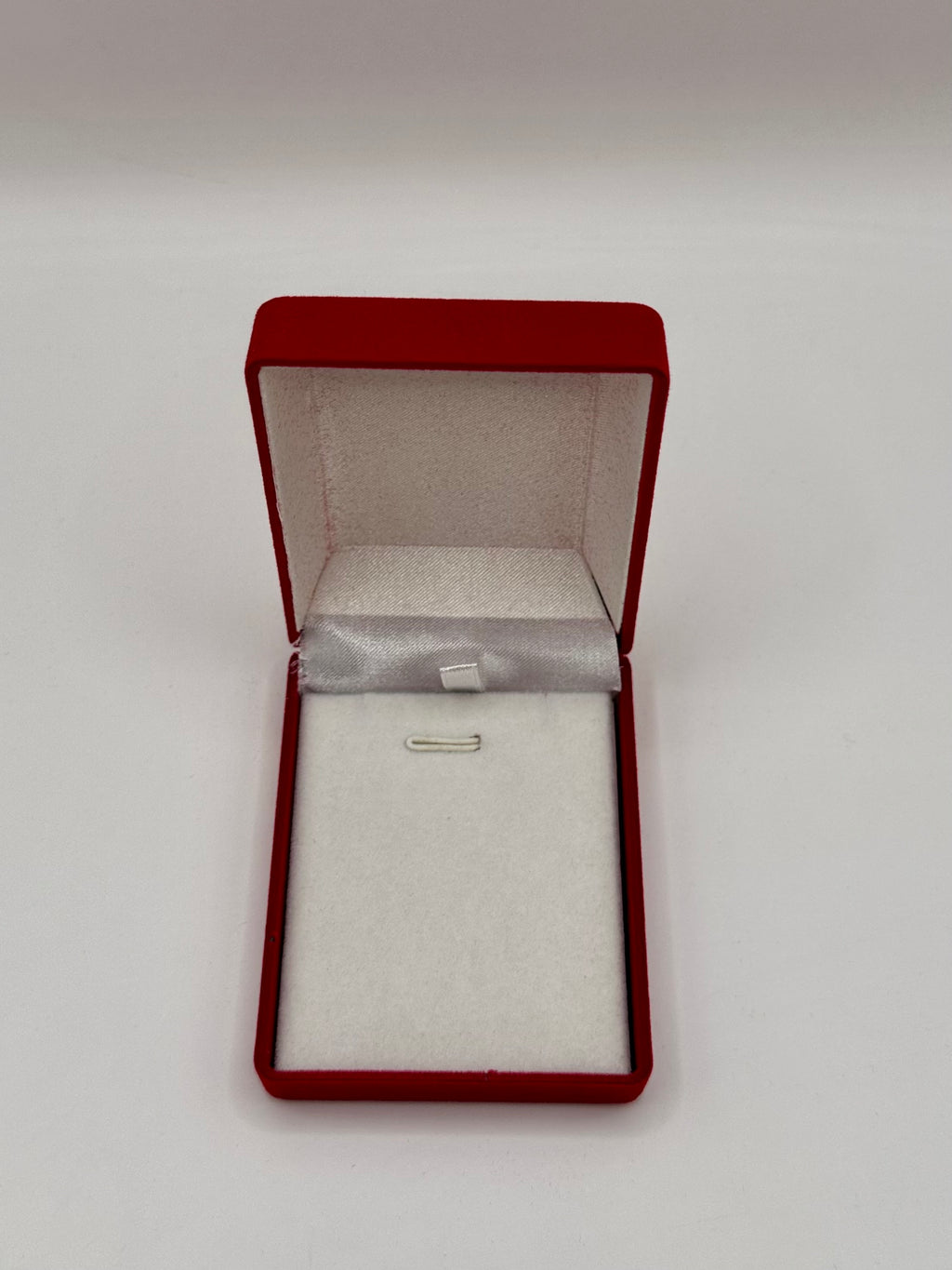 Écrin collier à pendentif rouge fond blanc