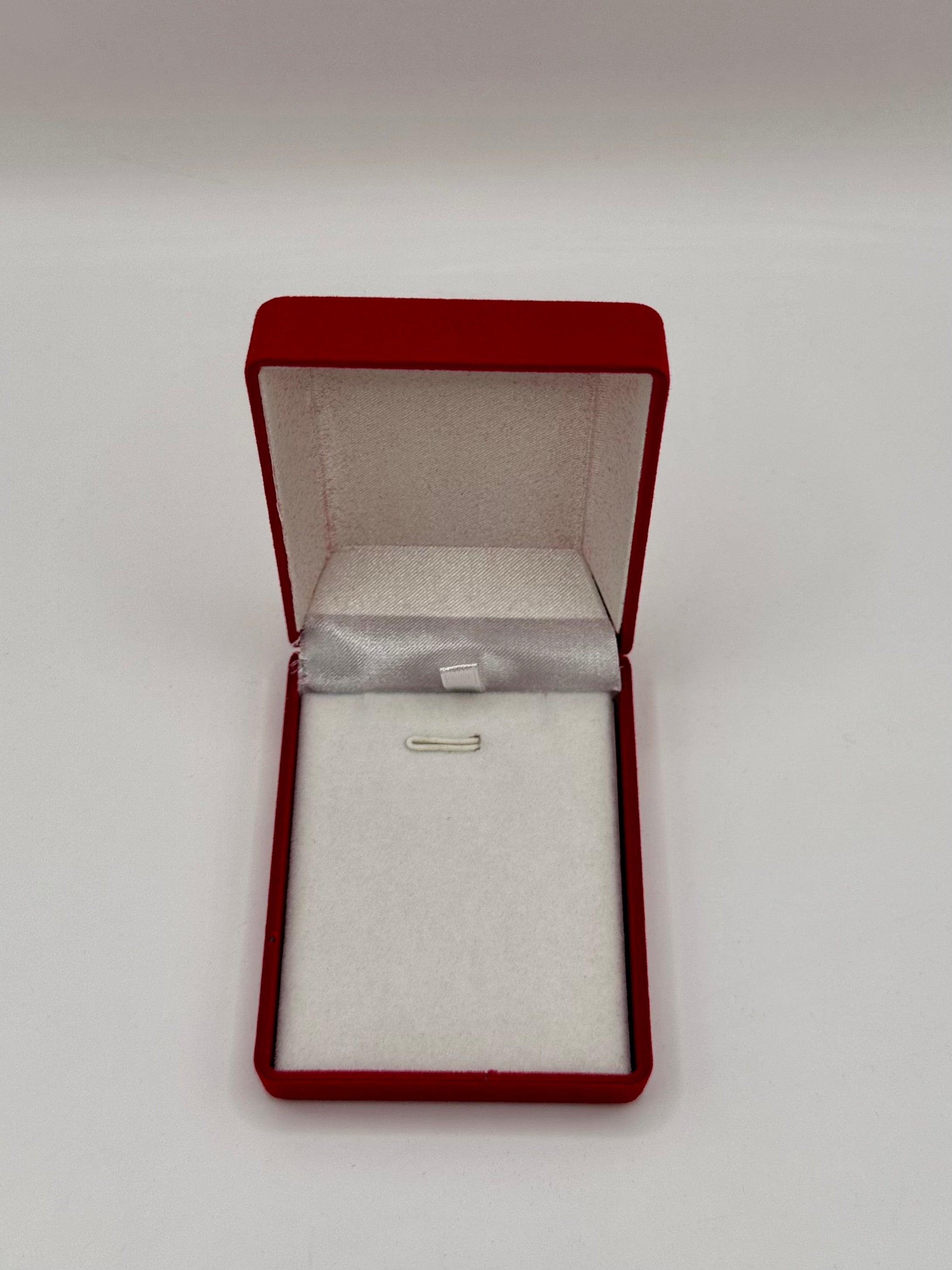 Écrin collier à pendentif rouge fond blanc